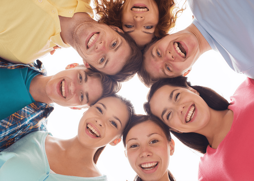 Le teste di 7 ragazzi e ragazze visti da sotto.